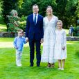  La princesse Victoria de Suède a fêté ses 43 ans dans l'intimité, crise du coronavirus oblige, le 14 juillet 2020 à la Villa Solliden, à Borgholm sur l'île d'Öland, posant avec son mari le prince Daniel et leurs enfants la princesse Estelle et le prince Oscar dans le parc de la résidence. 