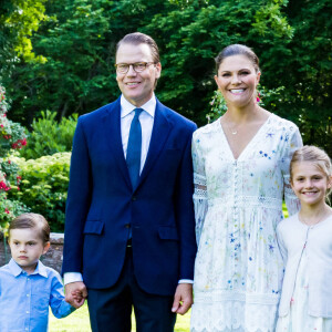 La princesse Victoria de Suède a fêté ses 43 ans dans l'intimité, crise du coronavirus oblige, le 14 juillet 2020 à la Villa Solliden, à Borgholm sur l'île d'Öland, posant avec son mari le prince Daniel et leurs enfants la princesse Estelle et le prince Oscar dans le parc de la résidence.