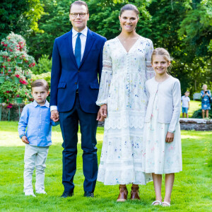 La princesse Victoria de Suède a fêté ses 43 ans dans l'intimité, crise du coronavirus oblige, le 14 juillet 2020 à la Villa Solliden, à Borgholm sur l'île d'Öland, posant avec son mari le prince Daniel et leurs enfants la princesse Estelle et le prince Oscar dans le parc de la résidence.