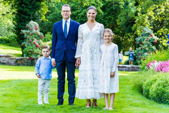 La princesse Victoria de Suède a fêté ses 43 ans dans l'intimité, crise du coronavirus oblige, le 14 juillet 2020 à la Villa Solliden, à Borgholm sur l'île d'Öland, posant avec son mari le prince Daniel et leurs enfants la princesse Estelle et le prince Oscar dans le parc de la résidence.