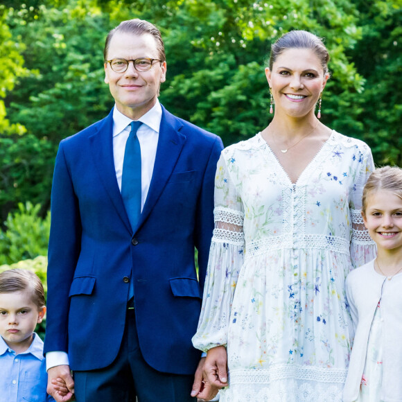 La princesse Victoria de Suède a fêté ses 43 ans dans l'intimité, crise du coronavirus oblige, le 14 juillet 2020 à la Villa Solliden, à Borgholm sur l'île d'Öland, posant avec son mari le prince Daniel et leurs enfants la princesse Estelle et le prince Oscar dans le parc de la résidence.