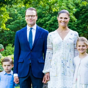 La princesse Victoria de Suède a fêté ses 43 ans dans l'intimité, crise du coronavirus oblige, le 14 juillet 2020 à la Villa Solliden, à Borgholm sur l'île d'Öland, posant avec son mari le prince Daniel et leurs enfants la princesse Estelle et le prince Oscar dans le parc de la résidence.