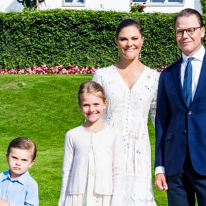 La princesse Victoria de Suède a fêté ses 43 ans dans l'intimité, crise du coronavirus oblige, le 14 juillet 2020 à la Villa Solliden, à Borgholm sur l'île d'Öland, posant avec son mari le prince Daniel et leurs enfants la princesse Estelle et le prince Oscar dans le parc de la résidence.