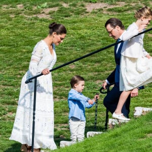 La princesse Victoria de Suède a fêté ses 43 ans dans l'intimité, crise du coronavirus oblige, le 14 juillet 2020 à la Villa Solliden, à Borgholm sur l'île d'Öland, posant avec son mari le prince Daniel et leurs enfants la princesse Estelle et le prince Oscar dans le parc de la résidence.