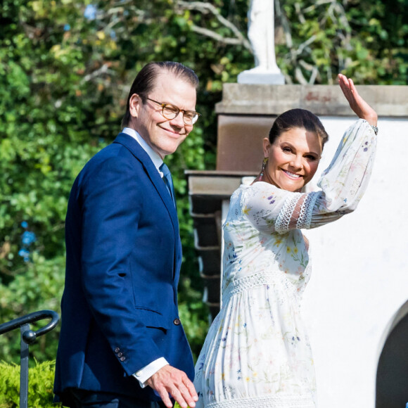 La princesse Victoria de Suède a fêté ses 43 ans dans l'intimité, crise du coronavirus oblige, le 14 juillet 2020 à la Villa Solliden, à Borgholm sur l'île d'Öland, posant avec son mari le prince Daniel et leurs enfants la princesse Estelle et le prince Oscar dans le parc de la résidence.