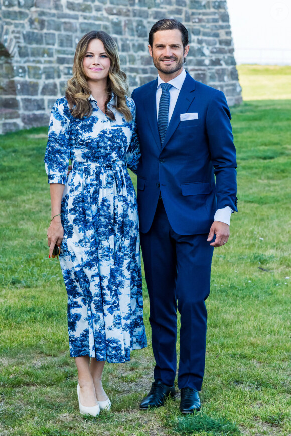 Le prince Carl Philip et la princesse Sofia se sont joints, dans le respect des gestes barrières, à la princesse Victoria, au prince Daniel et à la princesse Estelle pour assister à un concert intimiste, coronavirus oblige, dans les vestiges du château de Borgholm le 14 juillet 2020 à l'occasion du 43e anniversaire de Victoria.