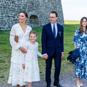 La princesse héritière Victoria de Suède, le prince Daniel et la princesse Estelle ont été rejoints par le prince Carl Philip et la princesse Sofia pour assister à un concert intimiste, coronavirus oblige, dans les vestiges du château de Borgholm le 14 juillet 2020 à l'occasion du 43e anniversaire de Victoria.