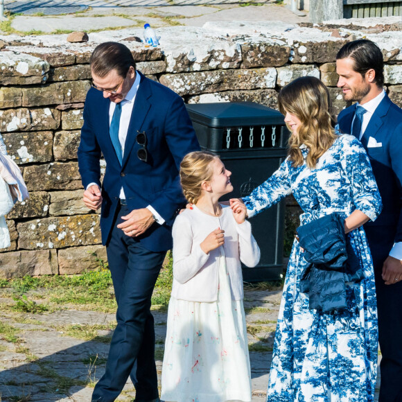 La princesse héritière Victoria de Suède, le prince Daniel et la princesse Estelle ont été rejoints, dans le respect des gestes barrières, par le prince Carl Philip et la princesse Sofia pour assister à un concert intimiste, coronavirus oblige, dans les vestiges du château de Borgholm le 14 juillet 2020 à l'occasion du 43e anniversaire de Victoria.