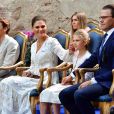 La princesse héritière Victoria de Suède, le prince Daniel et la princesse Estelle ont été rejoints par le prince Carl Philip et la princesse Sofia, mais aussi le champion de saut à la perche Armand Dumantis (assis à la droite de la princesse Victoria) pour assister à un concert intimiste, coronavirus oblige, dans les vestiges du château de Borgholm le 14 juillet 2020 à l'occasion du 43e anniversaire de Victoria.