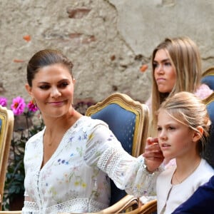 La princesse héritière Victoria de Suède, le prince Daniel et la princesse Estelle ont été rejoints par le prince Carl Philip et la princesse Sofia, mais aussi le champion de saut à la perche Armand Dumantis (assis à la droite de la princesse Victoria) pour assister à un concert intimiste, coronavirus oblige, dans les vestiges du château de Borgholm le 14 juillet 2020 à l'occasion du 43e anniversaire de Victoria.