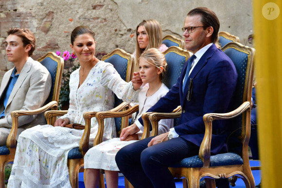 La princesse héritière Victoria de Suède, le prince Daniel et la princesse Estelle ont été rejoints par le prince Carl Philip et la princesse Sofia, mais aussi le champion de saut à la perche Armand Dumantis (assis à la droite de la princesse Victoria) pour assister à un concert intimiste, coronavirus oblige, dans les vestiges du château de Borgholm le 14 juillet 2020 à l'occasion du 43e anniversaire de Victoria.