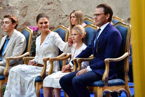 La princesse héritière Victoria de Suède, le prince Daniel et la princesse Estelle ont été rejoints par le prince Carl Philip et la princesse Sofia, mais aussi le champion de saut à la perche Armand Dumantis (assis à la droite de la princesse Victoria) pour assister à un concert intimiste, coronavirus oblige, dans les vestiges du château de Borgholm le 14 juillet 2020 à l'occasion du 43e anniversaire de Victoria.