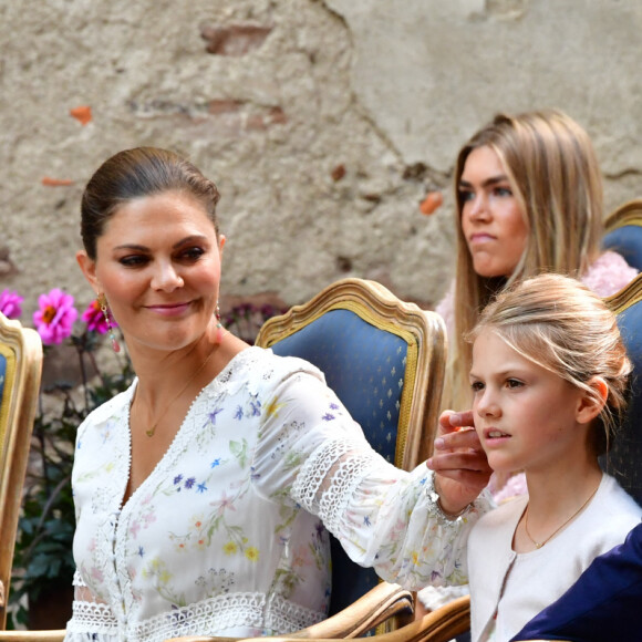 La princesse héritière Victoria de Suède, le prince Daniel et la princesse Estelle ont été rejoints par le prince Carl Philip et la princesse Sofia, mais aussi le champion de saut à la perche Armand Dumantis (assis à la droite de la princesse Victoria) pour assister à un concert intimiste, coronavirus oblige, dans les vestiges du château de Borgholm le 14 juillet 2020 à l'occasion du 43e anniversaire de Victoria.