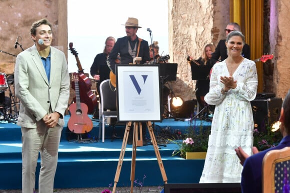 La princesse héritière Victoria de Suède a remis le prix à son nom au champion de saut à la perche Armand Dumantis lors du concert intimiste, coronavirus oblige, organisé dans les vestiges du château de Borgholm le 14 juillet 2020 à l'occasion de son 43e anniversaire.