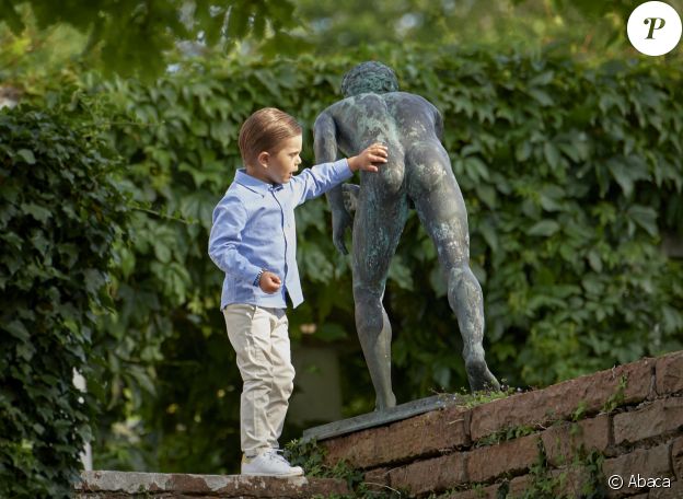 Le prince Oscar de Suède inspecte le fessier d'une statue du parc de la Villa Solliden lors de la célébration du 43e anniversaire de sa maman la princesse héritière Victoria, le 14 juillet 2020 à Borgholm sur l'île d'Öland. © Stefan Lindblom/Stella Pictures/ABACAPRESS.COM