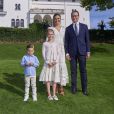 La princesse héritière Victoria de Suède, le prince Daniel, la princesse Estelle et le prince Oscar posant dans le parc de la Villa Solliden le 14 juillet 2020 à l'occasion du 43e anniversaire de Victoria.
