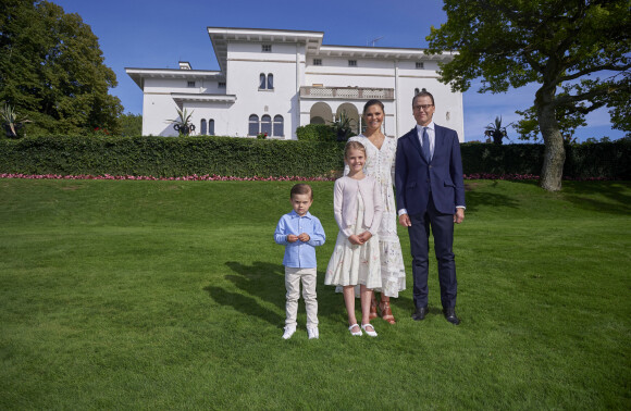La princesse héritière Victoria de Suède, le prince Daniel, la princesse Estelle et le prince Oscar posant dans le parc de la Villa Solliden le 14 juillet 2020 à l'occasion du 43e anniversaire de Victoria.