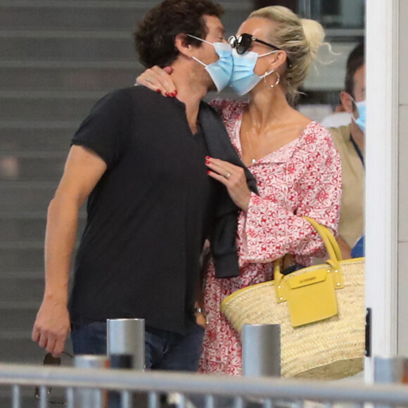 Exclusif - Laeticia Hallyday et son compagnon Pascal Balland prennent un vol à l'aéroport Roissy CDG pour une échappée à deux, sans enfants le 26 juin 2020.
