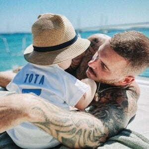 M. Pokora avec son fils Isaiah en vacances. Juillet 2020.