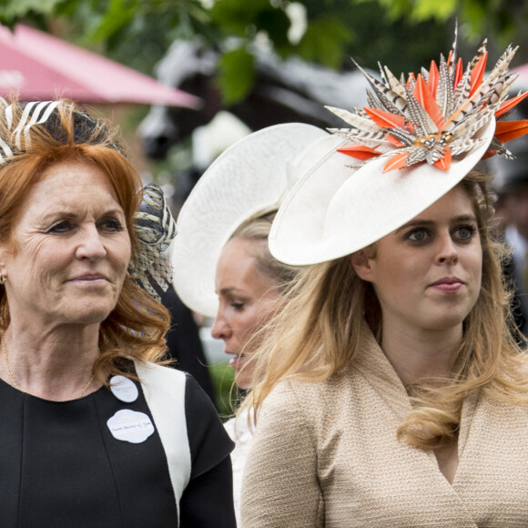 Sarah Ferguson et la princesse Beatrice d'York assistent aux courses du Royal Ascot 2017 à Londres le 23 juin 2017.