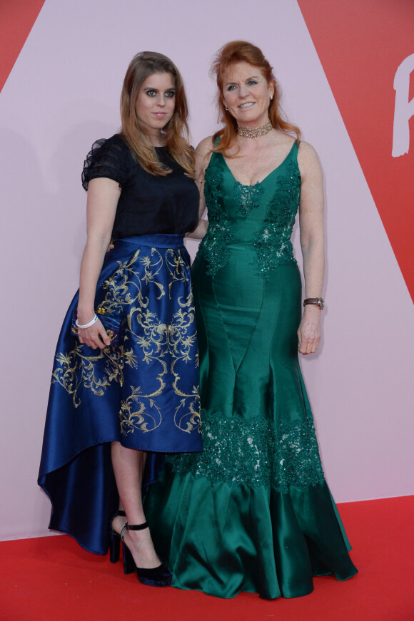 La princesse Beatrice d'York et sa mère Sarah Ferguson, duchesse d'York - Photocall du défilé du gala de charité de N. Campbell "Fashion for Relief" lors du 70ème Festival International du Film de Cannes, à l'aéroport de Cannes-Mandelieu, France, le 21 mai 2017.
