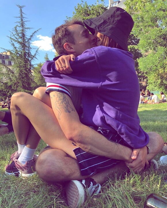 Alexandra Rosenfeld et Hugo Clément très amoureux pour retrouver des amis dans un parc de Paris le 31 mai 2020, dont Martin Weill.