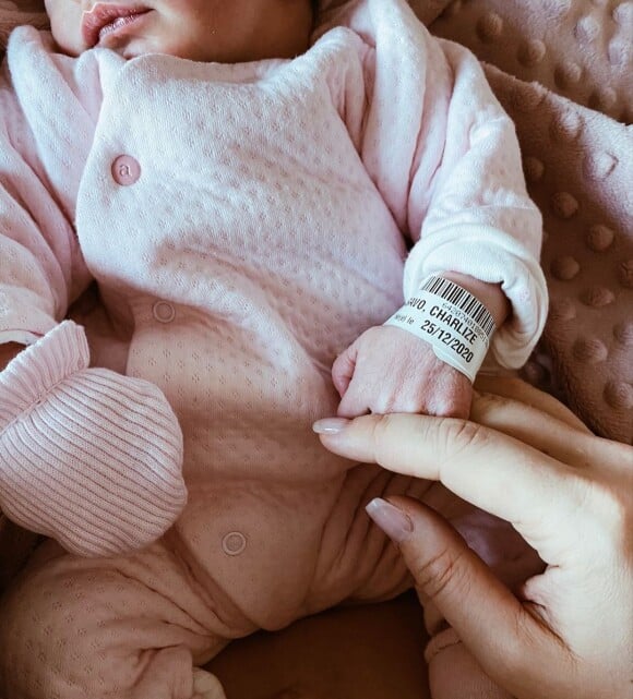 Stéphanie Clerbois a annoncé la naissance de sa fille Charlize sur Instagram le 26 décembre 2020.