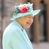La reine Elisabeth II d'Angleterre remet au capitaine Thomas Moore son titre de chevalier lors d'une cérémonie au château de Windsor, le 17 juillet 2020, après avoir assisté au mariage de sa petite-fille la princesse Beatrice.