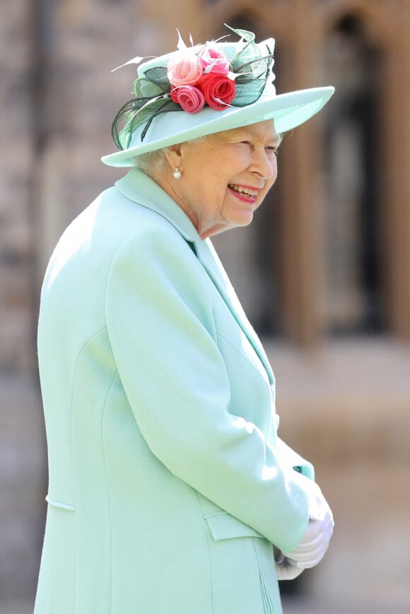 La reine Elisabeth II d'Angleterre remet au capitaine Thomas Moore son titre de chevalier lors d'une cérémonie au château de Windsor, le 17 juillet 2020, après avoir assisté au mariage de sa petite-fille la princesse Beatrice.