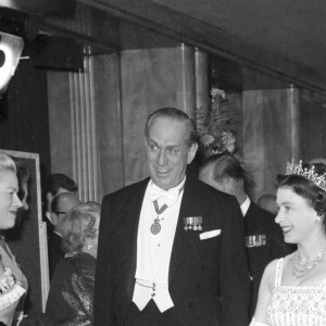 La reine Elizabeth à Londres en 1962, portant sa robe blanche Norman Hartnell, prêtée le 17 juillet 2020 à sa petite-fille Beatrice pour son mariage.