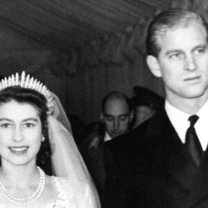 Mariage de la reine Elizabeth et du prince Philip en 1947. Elizabeth porte sa tiare préférée, prêtée le 17 juillet 2020 à sa petite-fille Beatrice pour son mariage avec Edoardo Mapelli Mozzi.