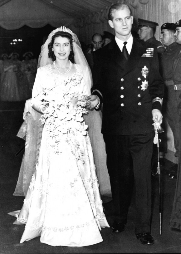 Mariage de la reine Elizabeth et du prince Philip en 1947. Elizabeth porte sa tiare préférée, prêtée le 17 juillet 2020 à sa petite-fille Beatrice pour son mariage avec Edoardo Mapelli Mozzi.