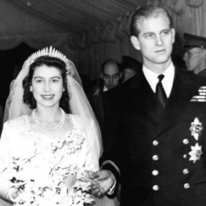 La reine Elizabeth portant sa robe Norman Hartnell à Londres, en 1962 - La reine Elizabeth lors de son mariage avec le prince Philip en 1947, avec sa tiare préférée. La robe et la tiare ont été portées par sa petite-fille la princesse Beatrice pour son mariage, le 17 juillet 2020.