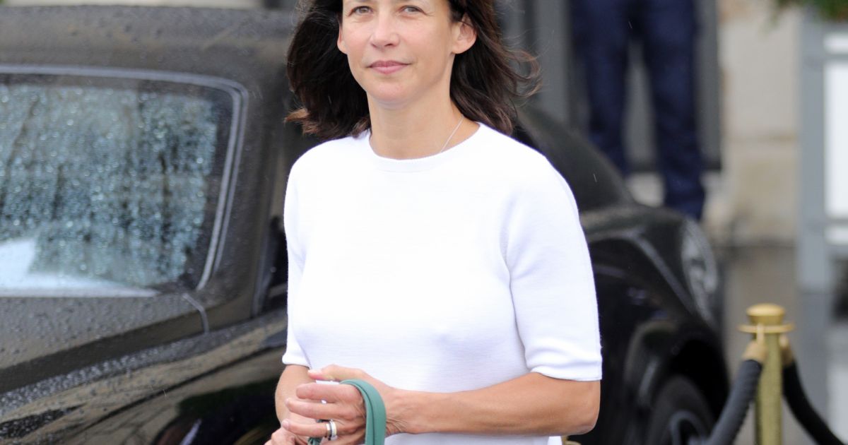 Sophie Marceau en jean et t-shirt et sans maquillage à la sortie de l