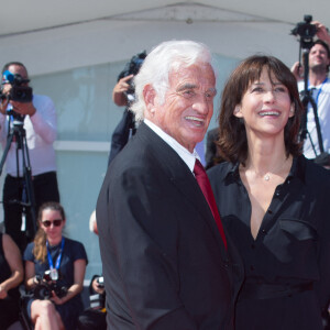 Jean-Paul Belmondo arrive au bras de Sophie Marceau sur le tapis rouge du 73ème Festival du Film de Venise, la Mostra, pour recevoir le Lion d'Or pour l'ensemble de sa carrière. Le 8 septembre 2016