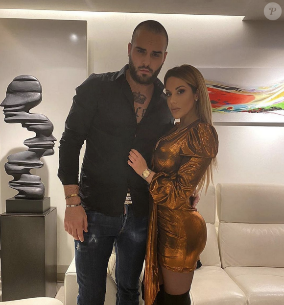 Laura Lempika et Nikola Lozina annoncent leurs fiançailles. Le 25 décembre 2019 sur Instagram.