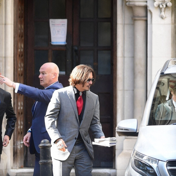 Johnny Depp - J. Depp et A. Heard sortent de la cour royale de justice à Londres, pour le procès en diffamation contre le magazine The Sun Newspaper. Le 21 juillet 2020.