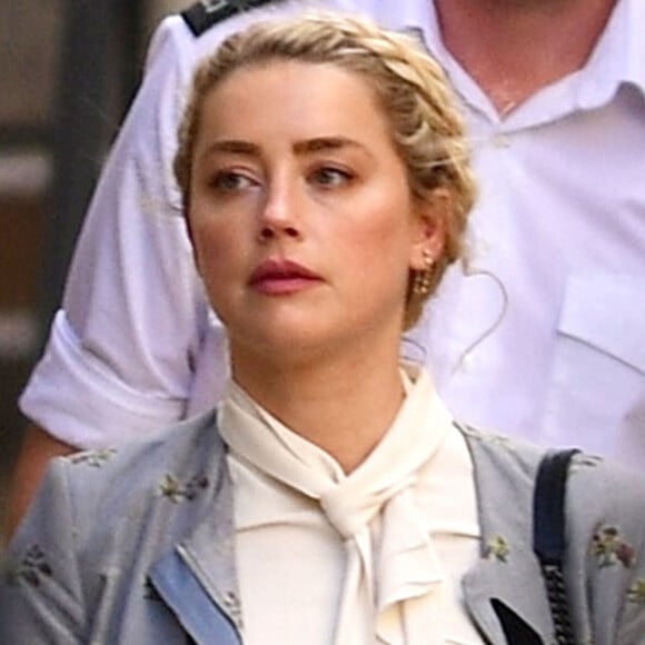 Amber Heard - J. Depp et A. Heard sortent de la cour royale de justice à Londres, pour le procès en diffamation contre le magazine The Sun Newspaper. Le 21 juillet 2020.