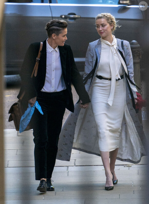 Amber Heard arrive à la Royal Courts of Justice avec sa compagne Bianca Butti, le 21 juillet 2020 à Londres, en Angleterre.