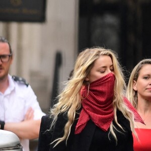 Amber Heard à la sortie de la cour royale de justice à Londres, pour le procès en diffamation contre le magazine The Sun Newspaper. Le 23 juillet 2020.