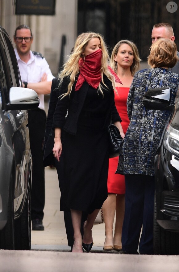 Amber Heard à la sortie de la cour royale de justice à Londres, pour le procès en diffamation contre le magazine The Sun Newspaper. Le 23 juillet 2020.