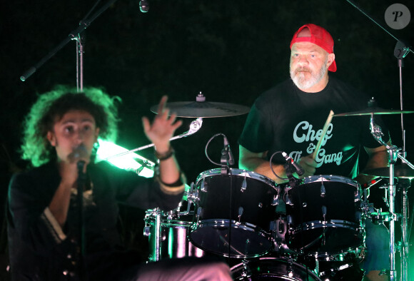 Exclusif - Le grand chef cuisinier et présentateur télé Philippe Etchebest et son groupe de Rock "The Chef and the gang" donnent un concert d'été sur la scène d'un théâtre en plein air, à Pessac près de Bordeaux. Le 23 Juillet 2020. © Patrick Bernard-Fabien Cottereau / Bestimage