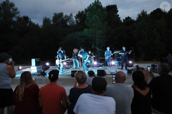 Exclusif - Le grand chef cuisinier et présentateur télé Philippe Etchebest et son groupe de Rock "The Chef and the gang" donnent un concert d'été sur la scène d'un théâtre en plein air, à Pessac près de Bordeaux. Le 23 Juillet 2020. © Patrick Bernard-Fabien Cottereau / Bestimage