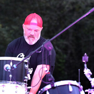 Exclusif - Le grand chef cuisinier et présentateur télé Philippe Etchebest et son groupe de Rock "The Chef and the gang" donnent un concert d'été sur la scène d'un théâtre en plein air, à Pessac près de Bordeaux. Le 23 Juillet 2020. © Patrick Bernard-Fabien Cottereau / Bestimage