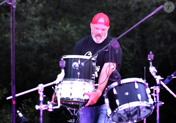 Exclusif - Le grand chef cuisinier et présentateur télé Philippe Etchebest et son groupe de Rock "The Chef and the gang" donnent un concert d'été sur la scène d'un théâtre en plein air, à Pessac près de Bordeaux. Le 23 Juillet 2020. © Patrick Bernard-Fabien Cottereau / Bestimage