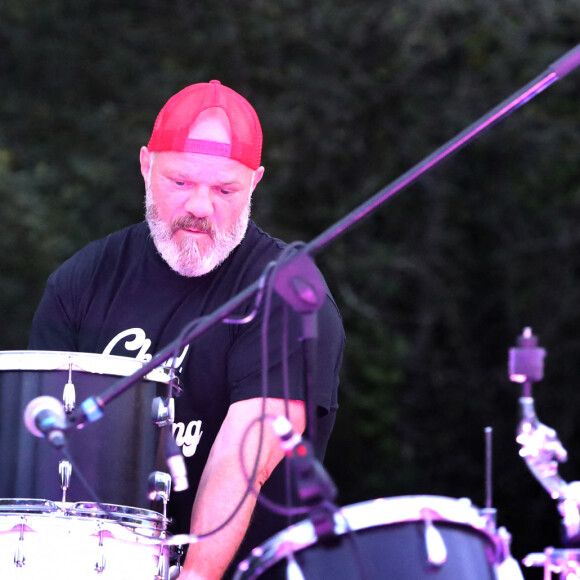 Exclusif - Le grand chef cuisinier et présentateur télé Philippe Etchebest et son groupe de Rock "The Chef and the gang" donnent un concert d'été sur la scène d'un théâtre en plein air, à Pessac près de Bordeaux. Le 23 Juillet 2020. © Patrick Bernard-Fabien Cottereau / Bestimage