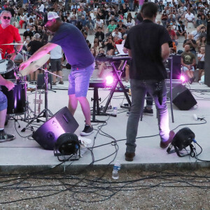Exclusif - Le grand chef cuisinier et présentateur télé Philippe Etchebest et son groupe de Rock "The Chef and the gang" donnent un concert d'été sur la scène d'un théâtre en plein air, à Pessac près de Bordeaux. Le 23 Juillet 2020. © Patrick Bernard-Fabien Cottereau / Bestimage
