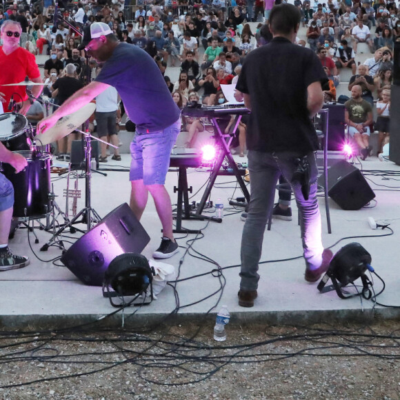 Exclusif - Le grand chef cuisinier et présentateur télé Philippe Etchebest et son groupe de Rock "The Chef and the gang" donnent un concert d'été sur la scène d'un théâtre en plein air, à Pessac près de Bordeaux. Le 23 Juillet 2020. © Patrick Bernard-Fabien Cottereau / Bestimage