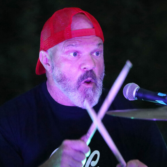 Exclusif - Le grand chef cuisinier et présentateur télé Philippe Etchebest et son groupe de Rock "The Chef and the gang" donnent un concert d'été sur la scène d'un théâtre en plein air, à Pessac près de Bordeaux. Le 23 Juillet 2020. © Patrick Bernard-Fabien Cottereau / Bestimage