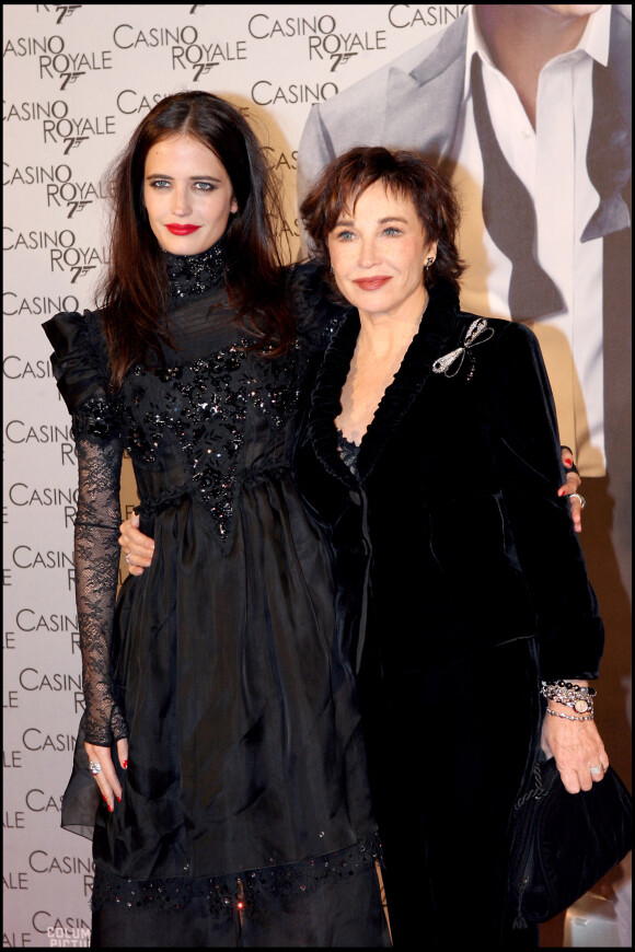 Eva Green et sa mère Marlène Jobert à la première du film "James Bond : Casino Royale" à Paris en 2006.